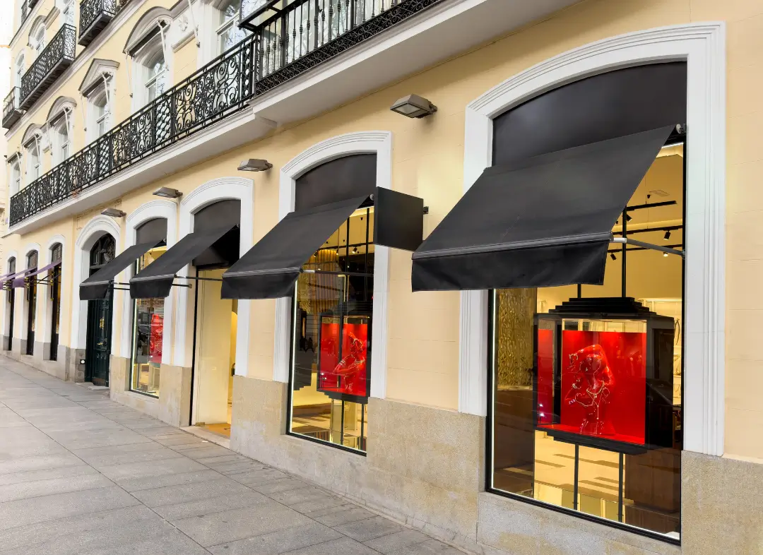 Façade vitrine de magasin en aluminium sur mesure à L'Isle-sur-la-Sorgue
